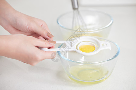 烘焙师使用蛋清分离器特写背景