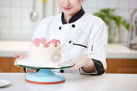 青年女西点师蛋糕制作特写背景图片