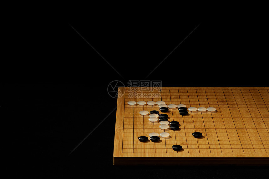 围棋盘上的黑白棋子图片