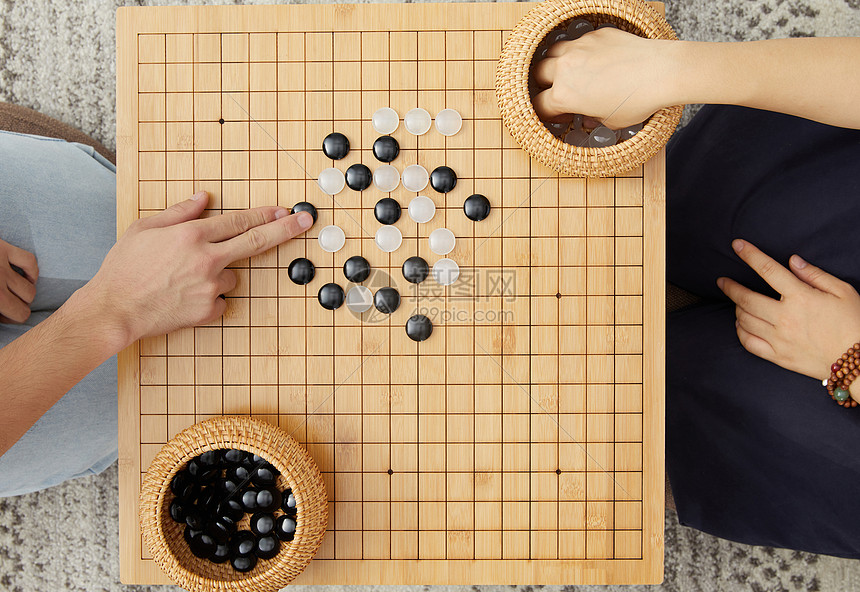 两个人在围棋对弈