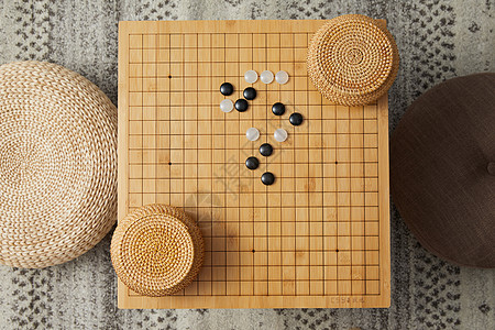 围棋盘上的黑白棋子图片