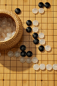 围棋盘上的黑白棋子图片