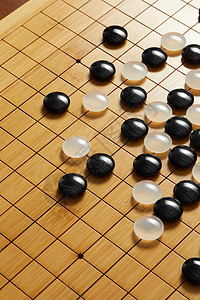 围棋盘上的黑白棋子图片