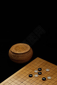 围棋盘上的黑白棋子图片