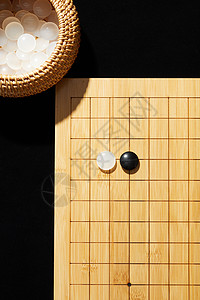 围棋盘上的黑白棋子图片