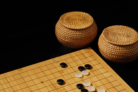 围棋盘上的黑白棋子图片