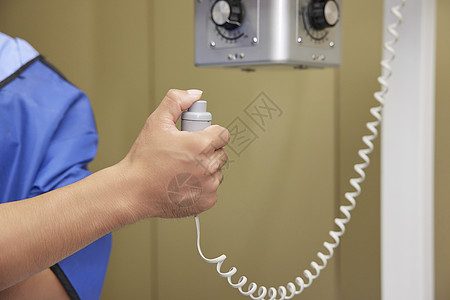 宠物医院护士调试放射室仪器高清图片