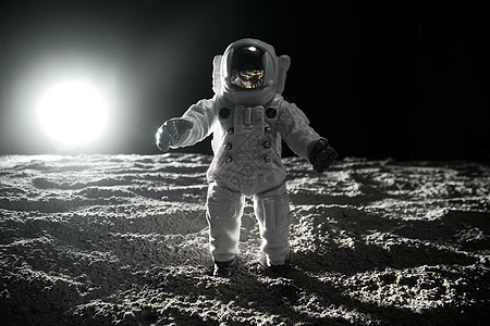 站在月球表面的宇航员图片