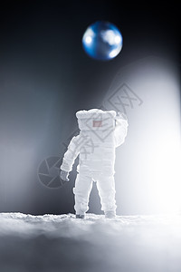 宇航员站在月球表面面朝地球图片