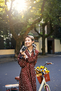 清新美女骑自行车拍照图片