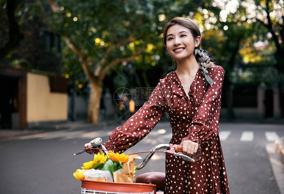 清新美女推着自行车看风景图片