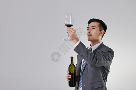 品酒的男性商务人士高清图片