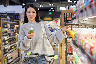 青年女性逛超市采购图片