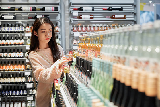 青年女性线下门店购买酒图片