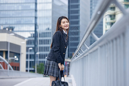 秋季清新俏皮女大学生图片