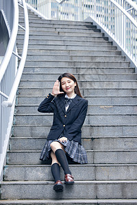 活力少女秋季日系清新女大学生坐在台阶上背景