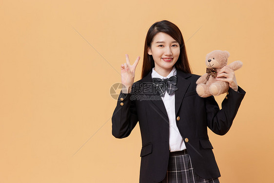 青春可爱日系少女拿着小熊玩偶图片
