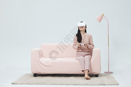 女性居家使用vr眼镜玩游戏图片