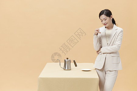 喝咖啡的商务女性图片