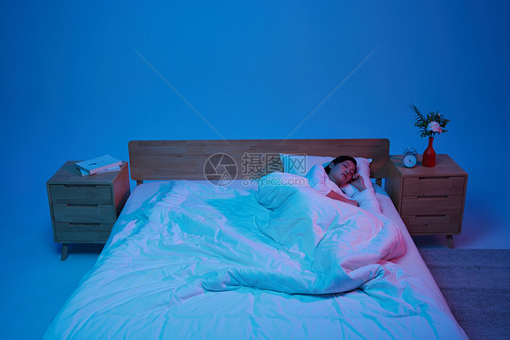 女性失眠熬夜通宵躺床上图片