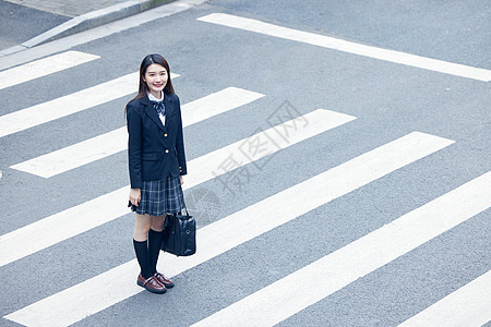 秋季jk校服少女过斑马线背景图片