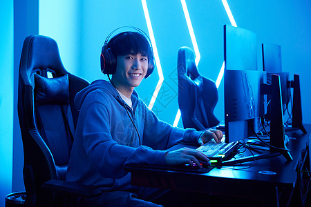 年轻人坐电脑前打网络游戏图片