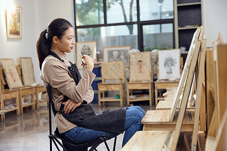 手绘表情画画时陷入瓶颈的女性表情难过背景