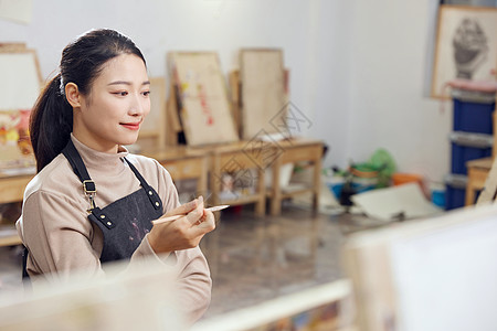 在画室画素描的女学生图片