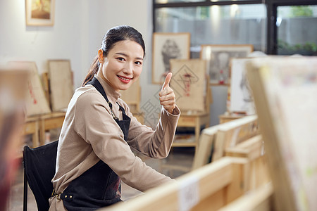 在画室画画的女性形象图片