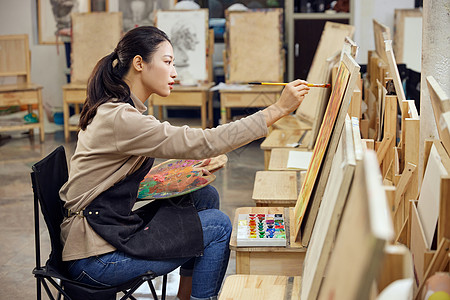 油画色彩在画室画色彩画的女性背景