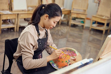 油画色彩在画室画色彩画的女性背景