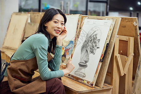 手绘中国女孩在画室画石膏像的女学生背景