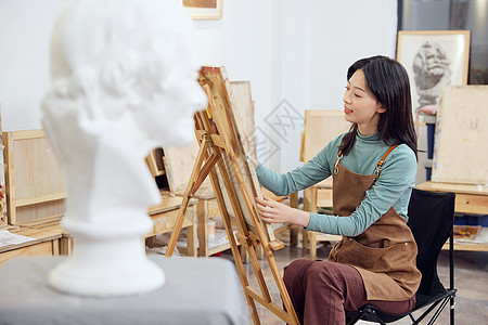 在画室画石膏像的女学生图片