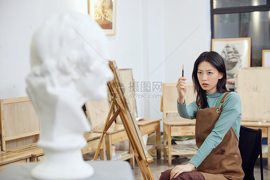 在画室画石膏像的女学生图片