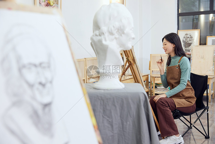 在画室画石膏像的女学生图片