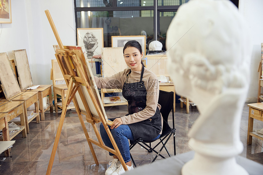 在画室画石膏像的女学生图片