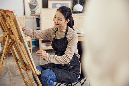 手绘动图在画室画石膏像的女学生背景