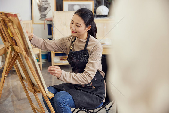 在画室画石膏像的女学生图片