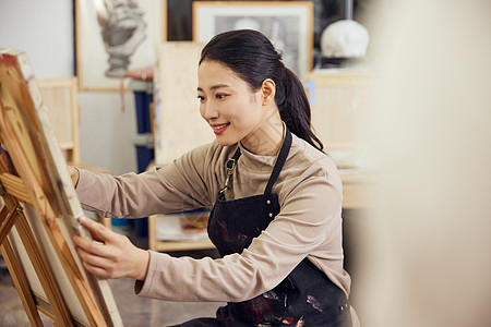 在画室画石膏像的女学生图片