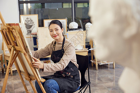 在画室画石膏像的女学生图片