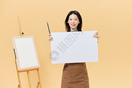 白板画画站在画板旁边的女性手拿白板背景