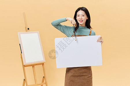 白板画画站在画板旁边的女性手拿白板背景
