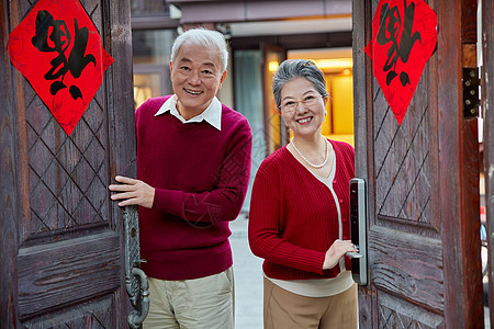 春节老年夫妇开门迎接形象图片