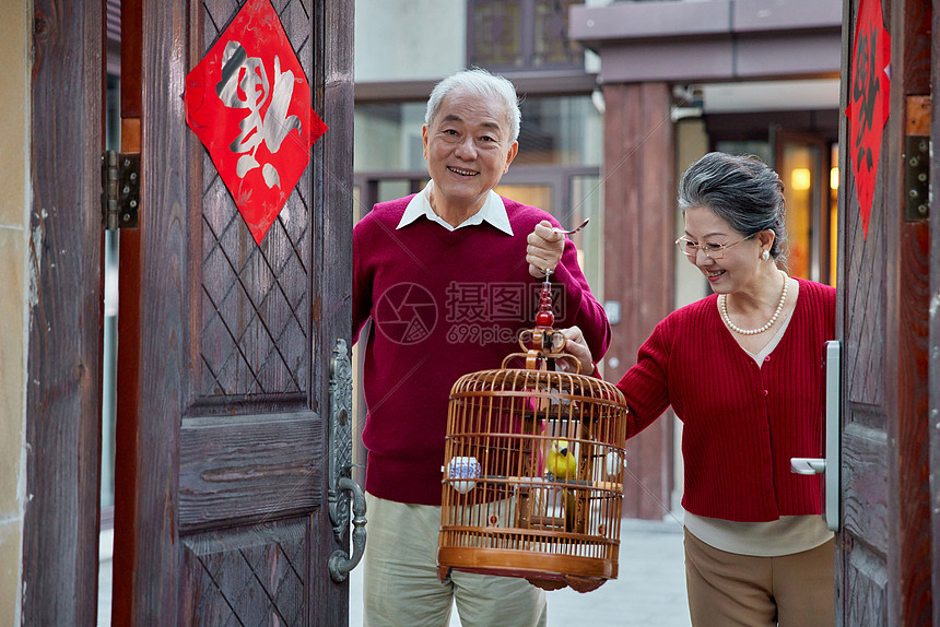 春节老年夫妇开门迎接形象图片