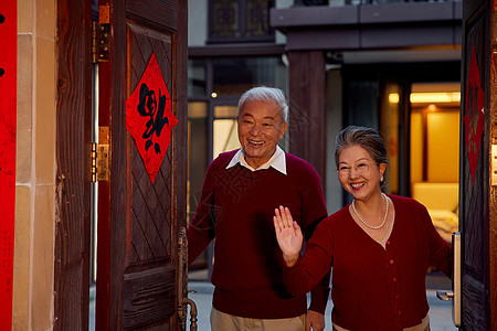 春节老年夫妇开门迎接形象高清图片