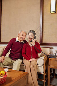 春节期间老年夫妇接听家人电话图片