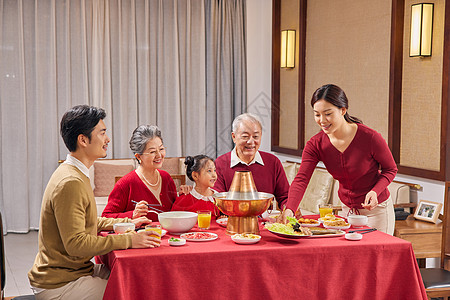 一家人春节聚餐图片