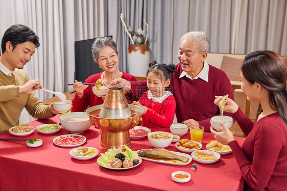 一家人春节聚餐图片