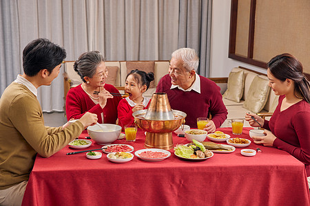 春节一家人吃年夜饭高清图片