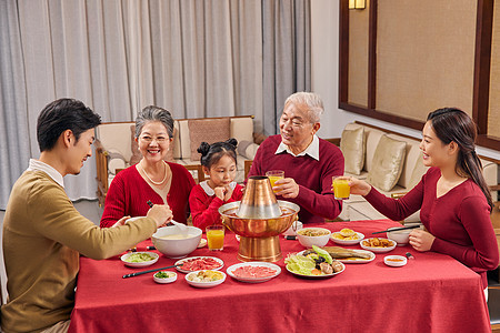 春节一家人吃年夜饭图片